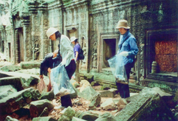 観光客の急増に伴う膨大なゴミは、アンコール遺跡群の内部（タ・プローム遺跡）にまで及んだ。上智大学学生ボランティアが、ゴミ拾いを行っているところ(2003年)
